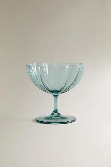 Стеклянная бокалка для мороженого с завитым дизайном