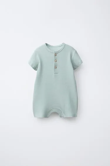 Комбинезон из вафельного трикотажа с воротником на пуговицах