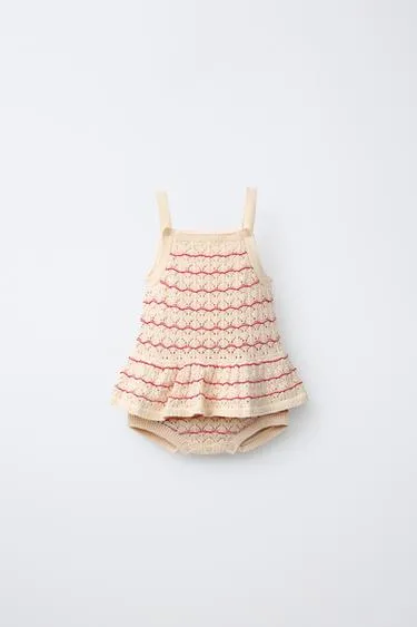 Вязаный комбинезон в полоску с воланами