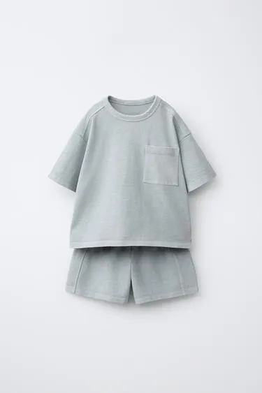 Однотонный комплект из футболки и бермудов