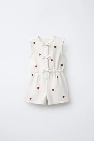 Короткий комбинезон из саржи с вышивкой клубники- Заказать в России