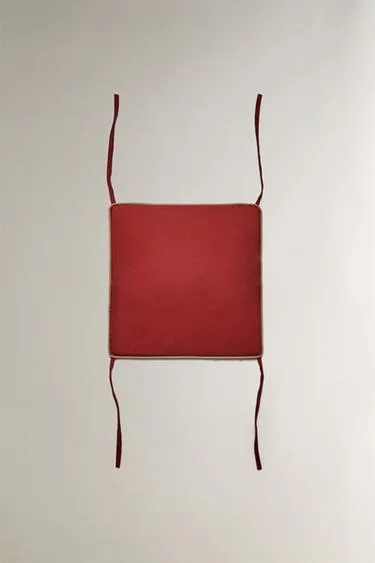 Прямоугольная подушка для спинки кресла с контрастными отделками