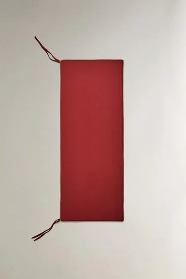 Прямоугольная подушка для скамейки с контрастной отделкой