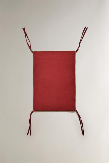 Прокладка на спинку скамьи с контрастной отделкой