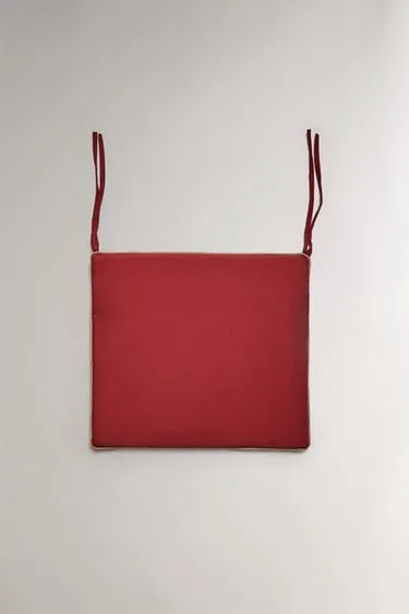 Прямоугольная подушка для кресла с контрастной отделкой