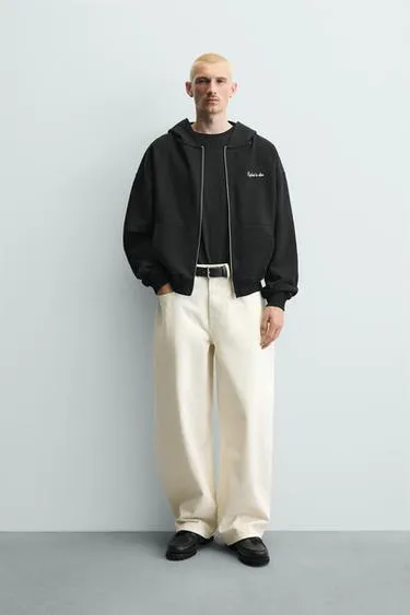 Укороченная худи с капюшоном и надписями