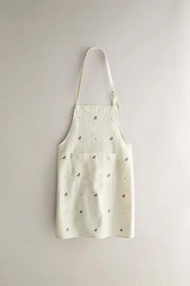 Фартук с вышитым клевером
