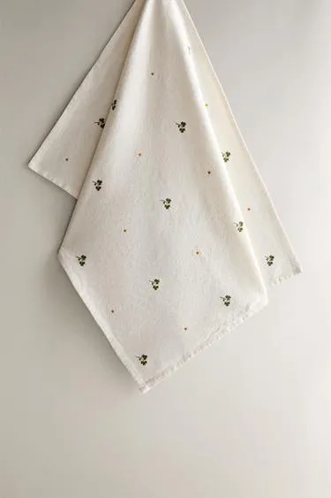 Вышитое полотенце для посуды с клевером