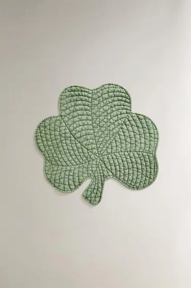 Стежаный подстаканник в форме клевера