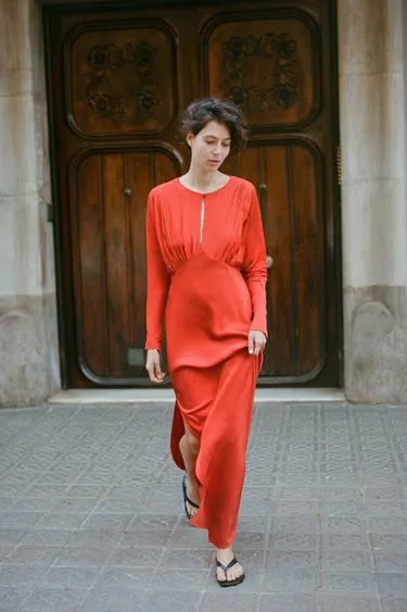 Атласное платье с рукавами «летучая мышь» и разрезом- Заказать в России