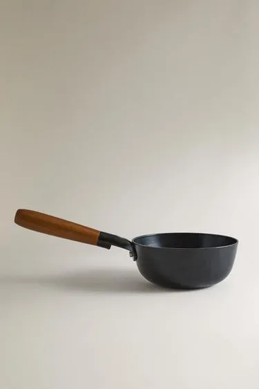 Железная кастрюля с ручкой из акации