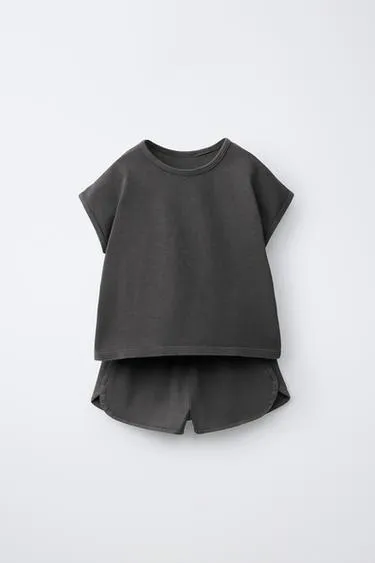 Комплект из футболки и шортов-бермудов