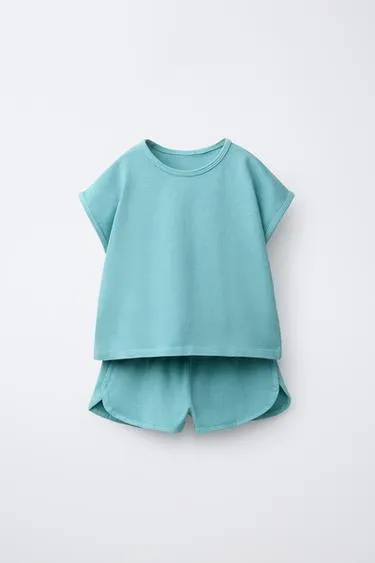 Однотонный комплект из футболки и шортов- Заказать в России