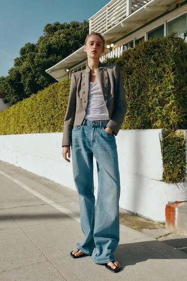 Приталенный блейзер с лацканами и пуговицами- Заказать в России