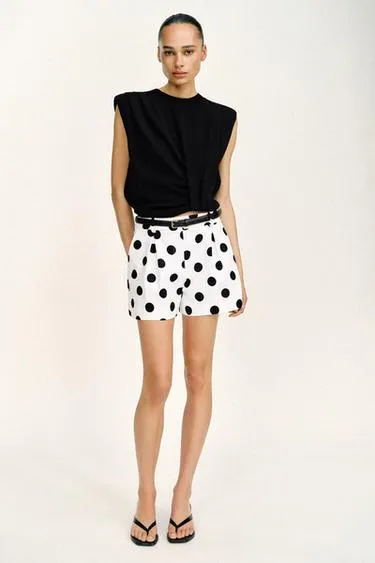 Бермуды со складками и ремнем