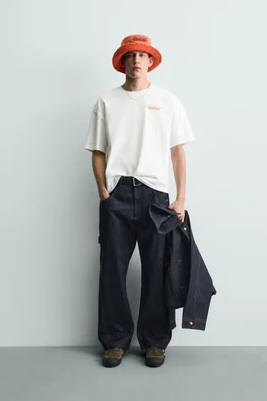 Футболка с контрастными надписями