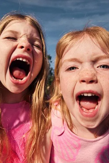 Футболка с нашивкой в виде раковины- Заказать в России