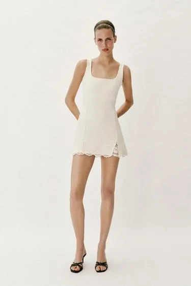 Короткое платье из рельефной ткани