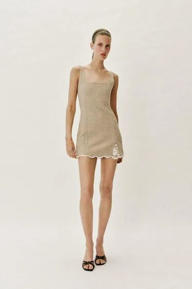 Короткое платье из рельефной ткани