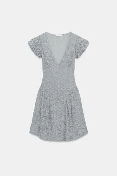 Объемное кружевное платье