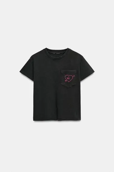 Футболка с эффектом потертости и карманом