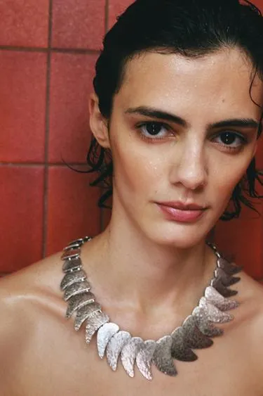 Колье из металлических пластин в форме капель