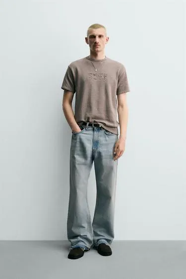 Футболка из ткани с эффектом потертости с нашивками- Заказать в России