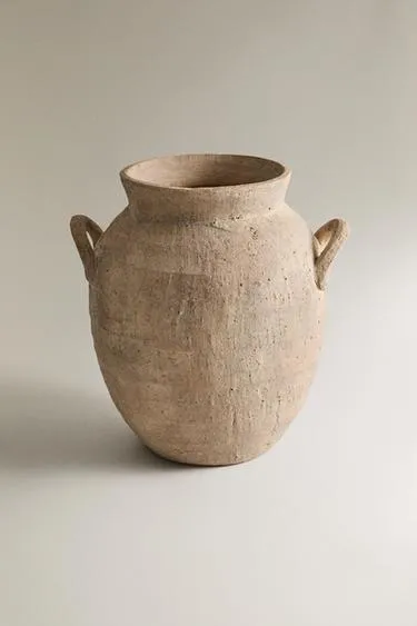 Текстурированная глиняная ваза с ручками