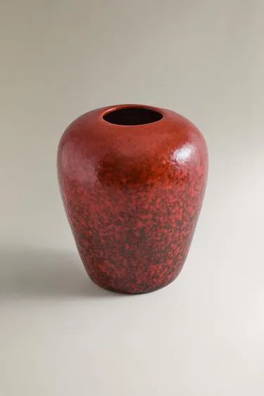 Красная овальная керамическая ваза