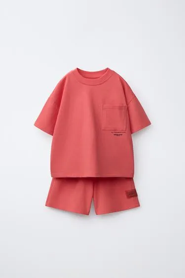 Однотонный комплект из футболки и бермудов