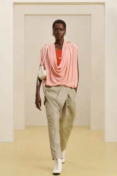 Сумка из кожи с регулируемым плечевым ремнем и деталями-шармами 16