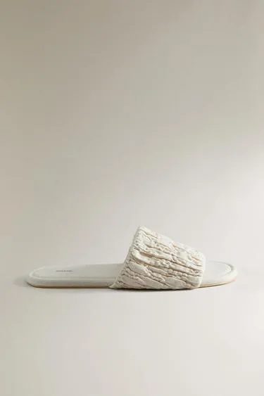 Шлепанцы с деталями в складку