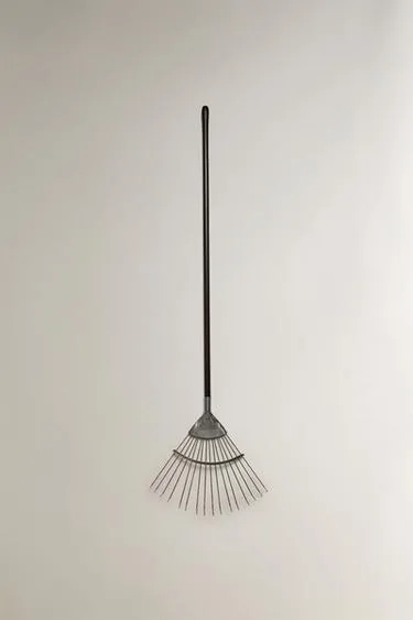 Грабли для сада с деревянной ручкой- Заказать в России