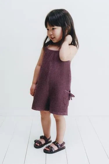 Короткий комбинезон из рифленой ткани с бантами- Заказать в России