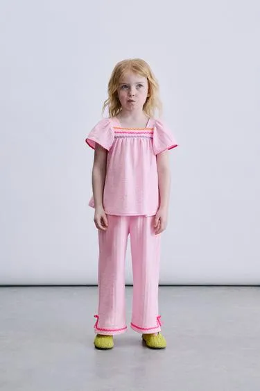 Топ с контрастными волнистыми деталями