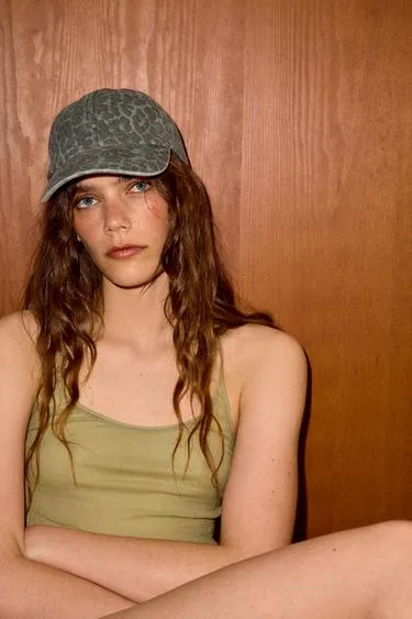 Кепка из саржи с анималистическим принтом- Заказать в России