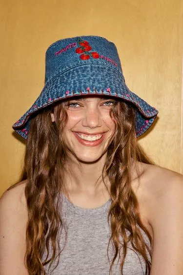 Джинсовая панама с вышивкой «помидоры»- Заказать в России