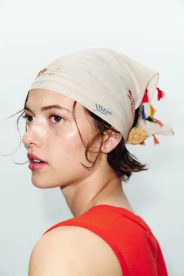 Платок с вышивкой в виде рыб и помпонами- Заказать в России