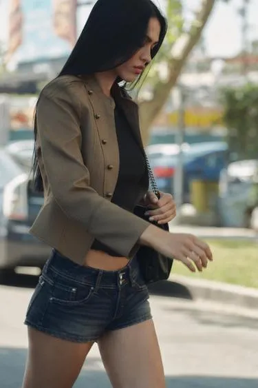 Укороченный блейзер с пуговицами