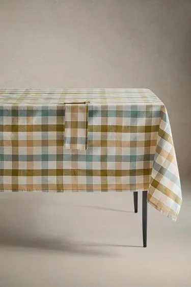 Рогожка с клетчатым узором из окрашенной нити