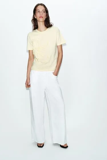 Футболка с цветочным рельефом