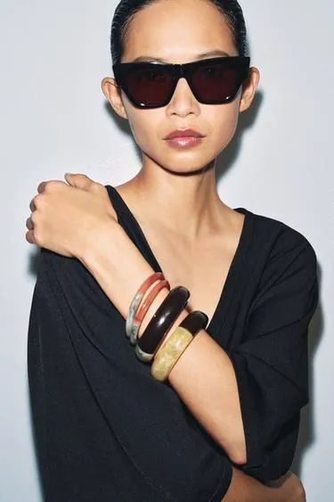 Набор из четырех комбинированных браслетов из смолы- Заказать в России