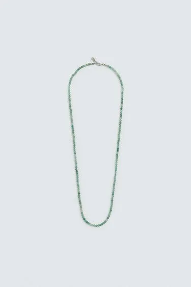 Ожерелье из каменных бусин