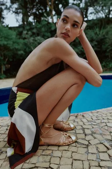 Сандалии на шнуровке с металлическим блеском- Заказать в России