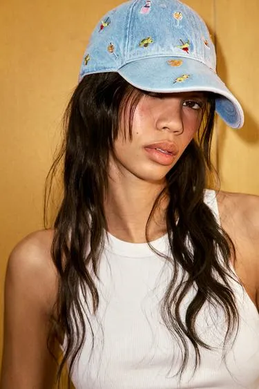 Джинсовая кепка с вышивкой