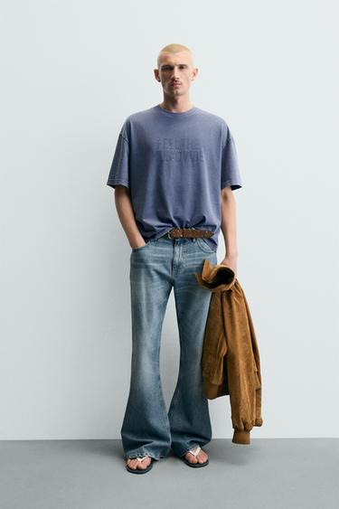 Футболка с эффектом потертости и заклепками