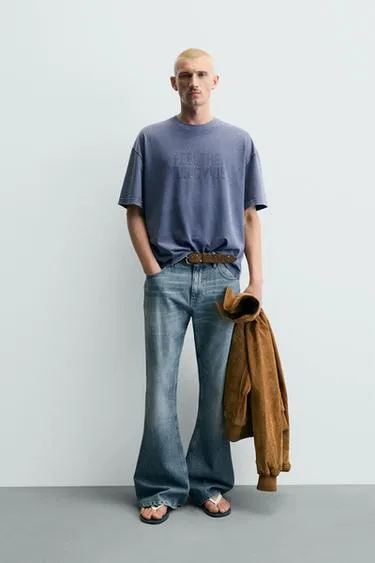 Футболка с эффектом потертости и заклепками