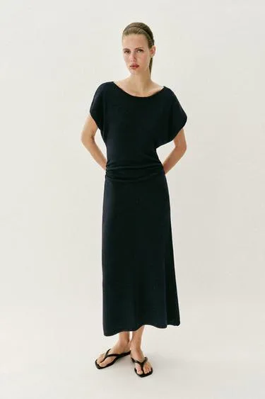 Длинное трикотажное платье со сборками по бокам- Заказать в России