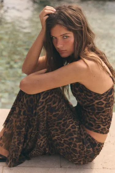 Топ из полупрозрачной ткани с анималистическим принтом