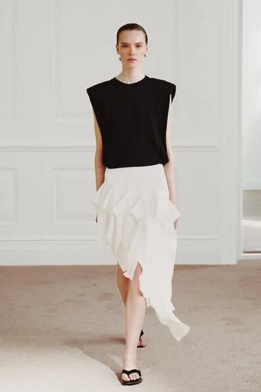 Футболка со свободными рукавами и подплечниками